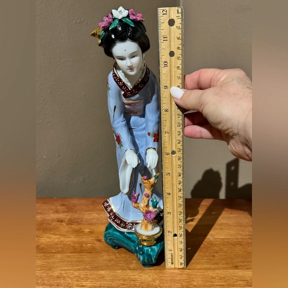 Japanese Geisha Girl Figurine Hand Painted Porcelain Collectible 🏯